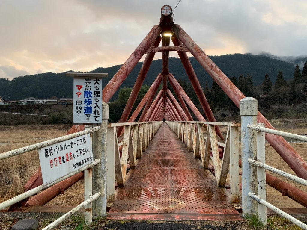 マ？良心？犬も狸も入れて散歩道　付知の看板