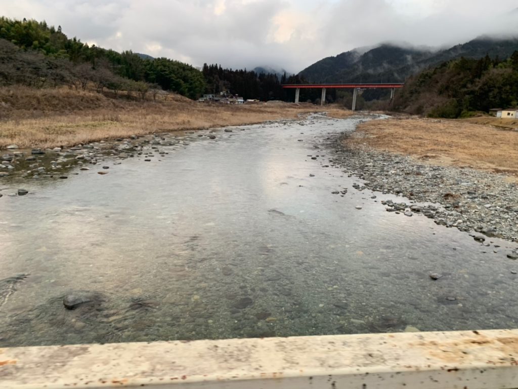 マ？良心？犬も狸も入れて散歩道　付知の看板